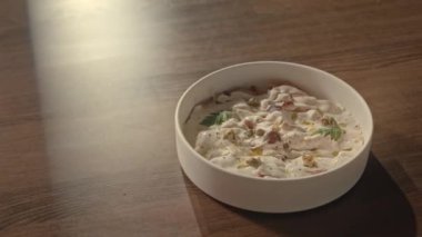 Restorandaki ahşap masada kremalı soslu İtalyan mantısı ile vurulan insanlar yok.