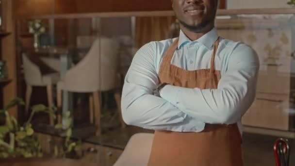 Portrait Incliné Jeune Serveur Afro Américain Confiant Posant Pour Caméra — Video