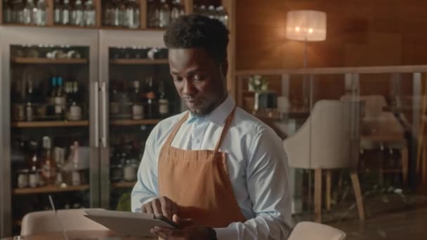 Genç Siyahi Garsonun Önlük Giymiş Pahalı Bir Restoranda Dijital Masadaki — Stok video