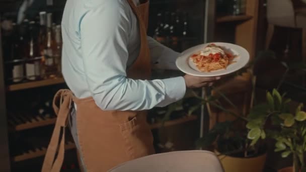 Slowmo Afroamerikansk Servitör Som Serverar Läckra Spaghetti Med Körsbärstomater Och — Stockvideo