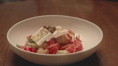 Kimse ahşap restoran masasında beyaz kasenin üstünde vişneli domatesli ve peynirli taze salata yemez.