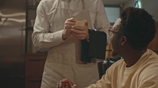 아프리카계 미국인 남자는 호화스러운 대중음식점에서 일하는 우아한 제복에 인식할 웨이터에 — 비디오