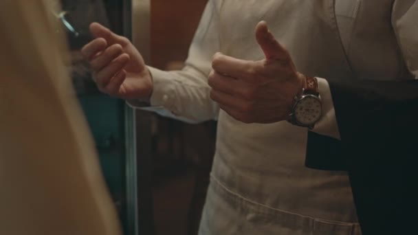 在有酒吧的高档餐厅里 与同事交谈时 拍下了一个无法辨认的拿着餐巾纸 身手矫揉造作的成年服务员的照片 — 图库视频影像