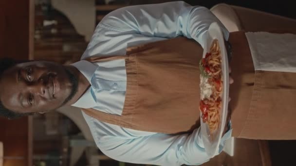 Vertikal Aufklappbares Porträt Eines Jungen Afroamerikanischen Kellners Mit Köstlichem Essen — Stockvideo