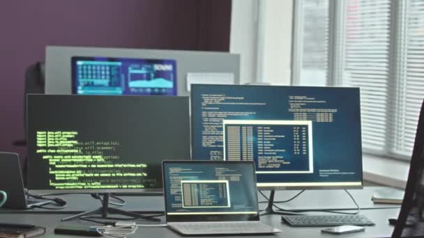 Ninguna Persona Disparó Códigos Programa Dos Computadoras Escritorio Computadora Portátil — Vídeo de stock