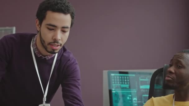 Zwei Professionelle Multiethnische Softwareingenieure Gespräch Bei Der Entwicklung Neuer Anwendungen — Stockvideo