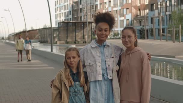 Potret Sedang Dari Tiga Gadis Multietnis Yang Berpose Untuk Kamera — Stok Video