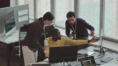 Modern ofiste yazılım geliştirmeyi tartışan çok ırklı programcıların yukarıdaki çekimlerinden.
