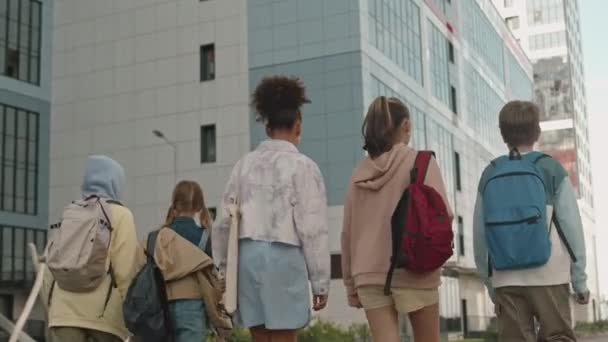 Śledzenie Średni Widok Tyłu Strzał Grupy Różnych Nastolatków Plecaków Szkolnych — Wideo stockowe