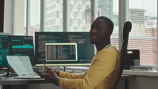 Retrato Medio Del Joven Programador Codificación Afroamericano Alegre Sentado Silla — Vídeos de Stock