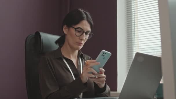Midjan Upp Unga Allvarliga Kaukasiska Kvinna Glasögon Skriva Laptop Tangentbord — Stockvideo