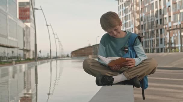 Καυκάσιος Έφηβος Αγόρι Απολαμβάνει Χρόνο Τον Εαυτό Του Ανάγνωση Βιβλίο — Αρχείο Βίντεο