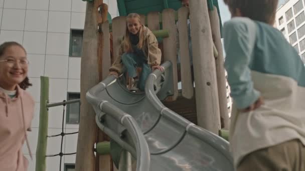 Três Alunos Pré Adolescentes Divertindo Juntos Enquanto Jogam Playground Dia — Vídeo de Stock