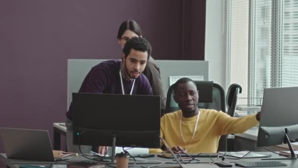 Mittlere Aufnahme Eines Vielfältigen Teams Junger Kreativer Softwareentwickler Die Büro — Stockvideo