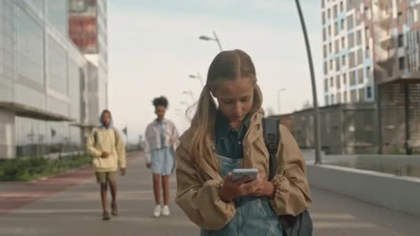 Rastreamento Médio Tiro Menina Bonita Zoomer Caucasiano Usando Smartphone Enquanto — Vídeo de Stock
