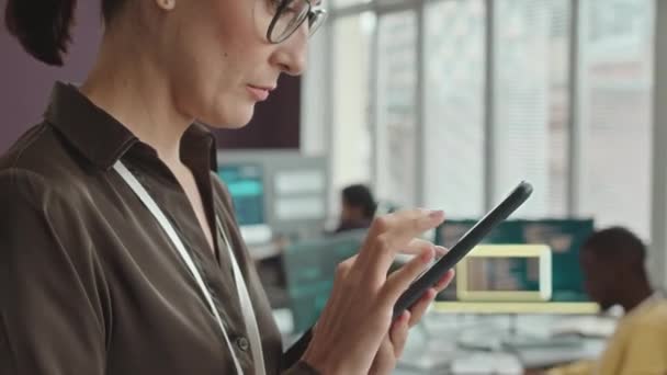 Luta Upp Porträtt Allvarliga Kvinnliga Cybersäkerhet Arbetare Glasögon Bläddrar Smartphone — Stockvideo
