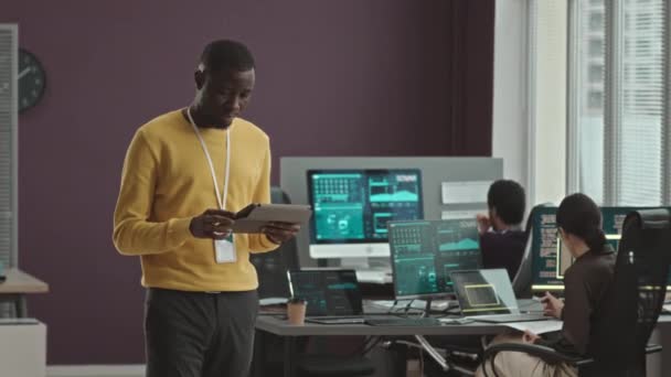 Medelhögt Porträtt Ung Afroamerikansk Mjukvaruingenjör Med Digital Surfplatta Händerna Ler — Stockvideo