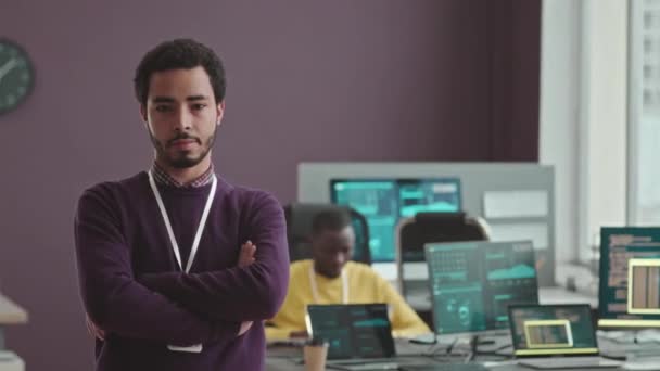 Retrato Médio Jovem Desenvolvedor Software Masculino Oriente Médio Posando Para — Vídeo de Stock