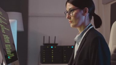 Masaüstü bilgisayarına karmaşık program kodları yazan Kafkasyalı kadın hacker 'ın belini kaldırarak karanlık siber güvenlik ajansında çalışıyor.