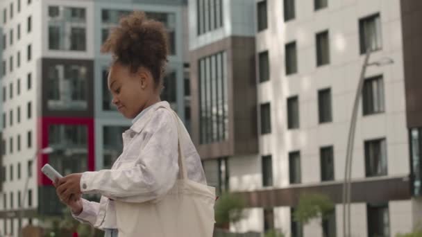 Lage Hoek Van Afro Amerikaanse Tiener Meisje Met Smartphone Poseren — Stockvideo