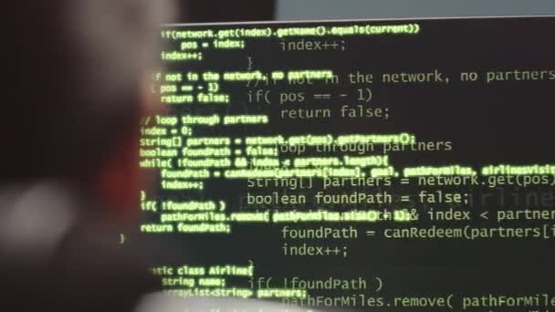 Αναγνωρίσιμος Προγραμματιστής Που Κοιτάζει Τον Πράσινο Κρυπτογραφημένο Κώδικα Προγράμματος Στη — Αρχείο Βίντεο