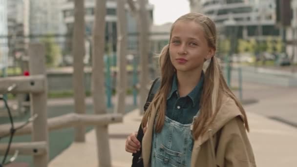 Medium Portret Van Mooie Blanke Schoolmeisje Met Rugzak Poseren Voor — Stockvideo