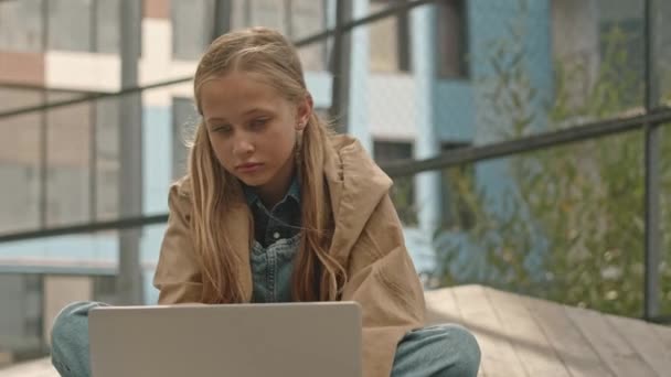 Średnie Ujęcie Całkiem Białej Nastolatki Korzystającej Laptopa Podczas Nauki Świeżym — Wideo stockowe