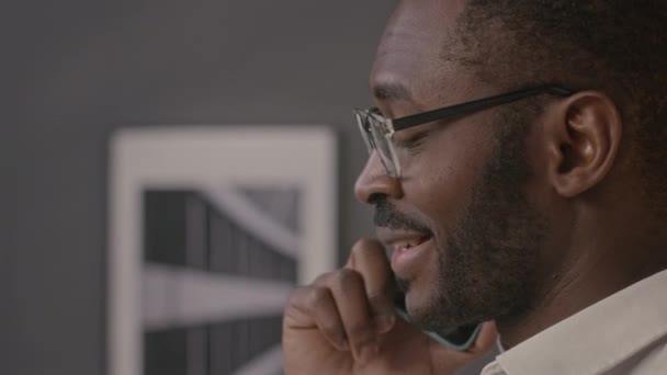 Side View Medium Closeup African American Man Speaking Mobile Phone — Stock Video