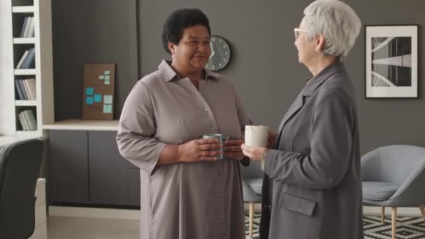 Közepes Felvétel Két Középkorú Változatos Női Munkatársról Teával Vagy Kávésbögrével — Stock videók