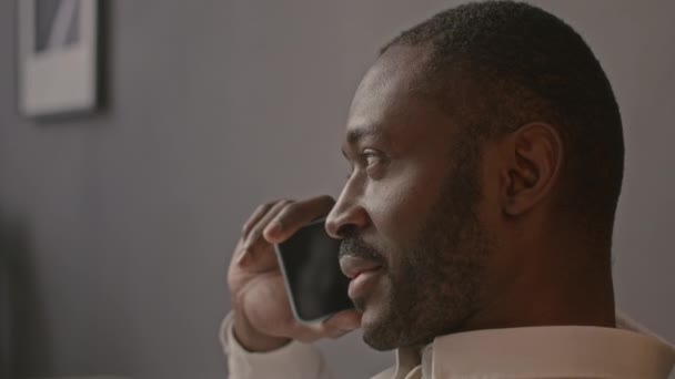 Μεσαία Closeup Της Αφρικής Αμερικανός Επιχειρηματίας Άντρας Έχοντας Συνομιλία Στο — Αρχείο Βίντεο