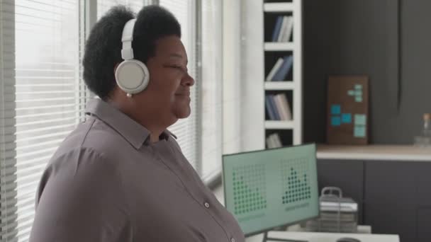 Midjan Upp Skott Avslappnad Mogen Afroamerikansk Kvinna Lyssnar Musik Trådlösa — Stockvideo