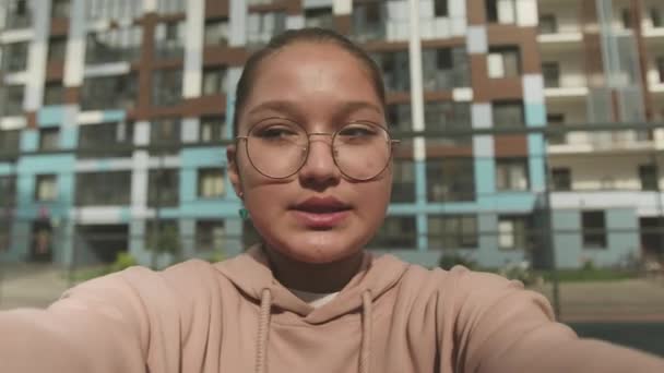 Handheld Pov Van Kaukasische Tiener Meisje Opnemen Vlog Buiten Zonnige — Stockvideo