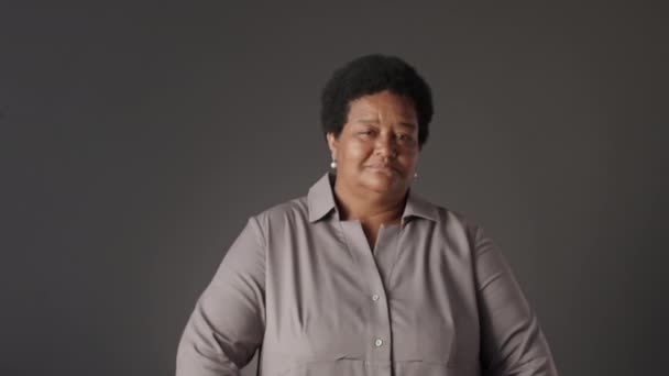 Střední Portrét Moderní Afroamerické Starší Ženy Usmívající Kameru Ukazující Symbol — Stock video