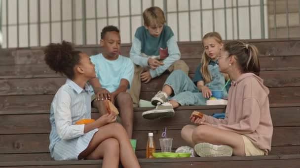 Kelompok Etnis Dari Anak Anak Sekolah Yang Ceria Duduk Tangga — Stok Video