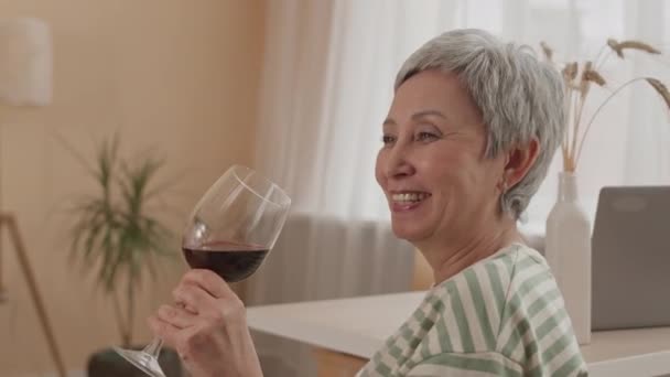Pecho Arriba Contento Relajado Senior Asiático Mujer Bebiendo Tinto Vino — Vídeos de Stock