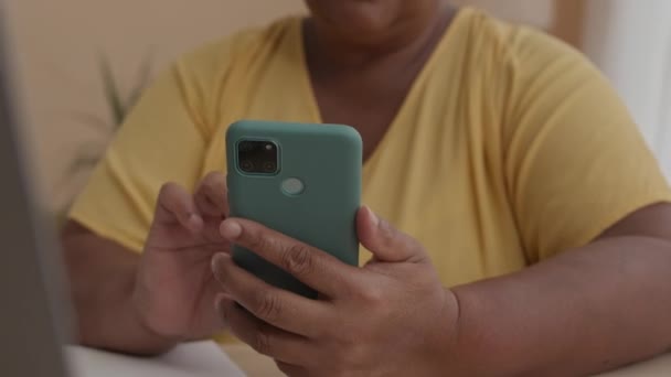 Naklonit Portrét Starší Černošky Pomocí Smartphonu Úsměvem Kameru Sedí Stolem — Stock video