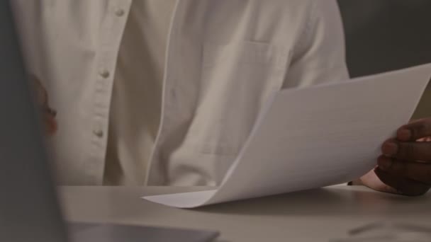 Ofis Masasında Dizüstü Bilgisayarın Başında Oturmuş Kağıt Okuyan Ciddi Bir — Stok video