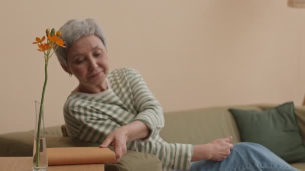 Colpo Medio Donna Asiatica Anziana Con Capelli Corti Grigi Rilassante — Video Stock