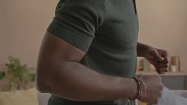 Tilt Shot Musculoso Joven Negro Bailando Enérgicamente Música Auriculares Inalámbricos — Vídeos de Stock