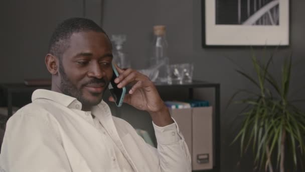 Klatka Piersiowa Brutalnego Afroamerykanina Czatującego Przez Telefon Komórkowy Podczas Pracy — Wideo stockowe