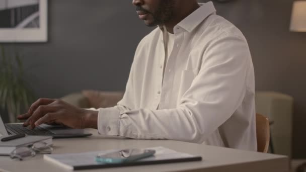 Średnie Ujęcie Afro Amerykańskiego Biznesmena Pracującego Laptopie Biurze — Wideo stockowe