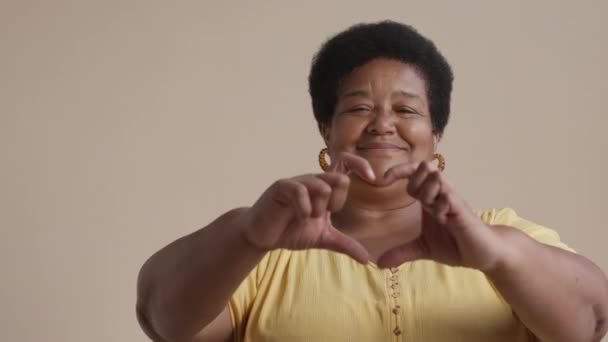 Peito Slow Retrato Plump Sênior Mulher Negra Fazendo Forma Coração — Vídeo de Stock