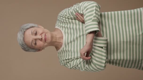 Ritratto Verticale Medio Donna Anziana Asiatica Soddisfatta Strisce Maniche Lunghe — Video Stock