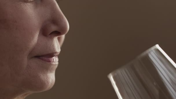 Crop Shot Έμφαση Στα Χείλη Της Ηλικιωμένης Γυναίκας Πίνοντας Κόκκινο — Αρχείο Βίντεο