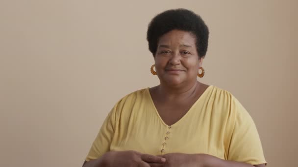 Medium Portret Van Tevreden Senior Afro Amerikaanse Vrouw Gele Blouse — Stockvideo