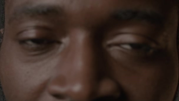 Extremo Close Retrato Jovem Bonito Homem Negro Olhando Frustradamente Para — Vídeo de Stock