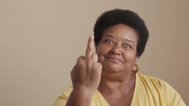 Peito Slow Retrato Engraçado Sênior Mulher Negra Mostrando Dedo Meio — Vídeo de Stock