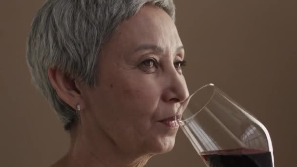 Средний План Элегантной Старшей Азиатки Пьющей Красное Вино Смотрящей Прямо — стоковое видео