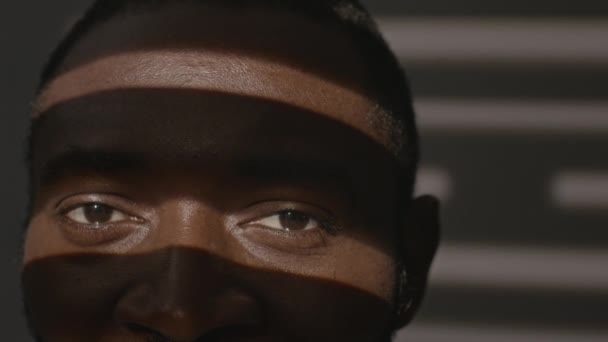 Potret Close Dari Pria Kulit Hitam Bermata Coklat Melihat Kamera — Stok Video