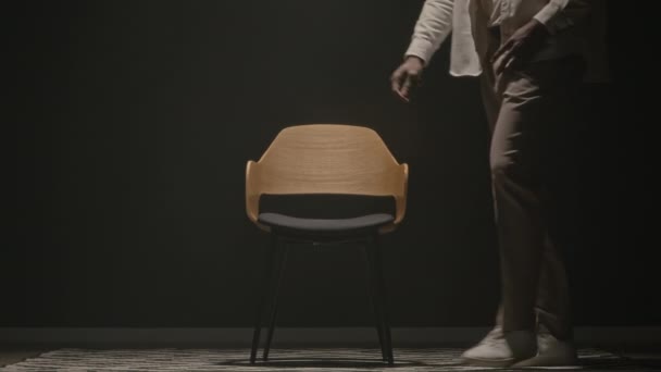 Estúdio Facada Recortada Retrato Homem Preto Roupas Brancas Sentado Cadeira — Vídeo de Stock